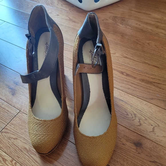 Shoes - Picture 4 of 4